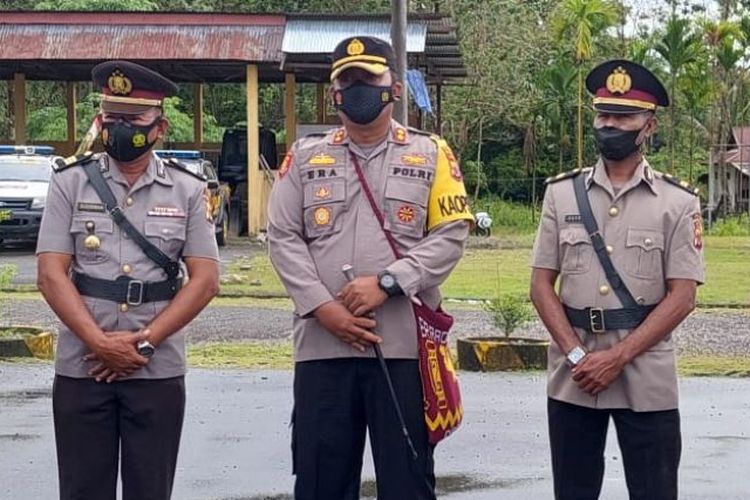 Kapolres Mimika AKBP IGG Era Adhinata foto bersama sejumlah perwira yang mendapatkan promosi jabatan baru. 