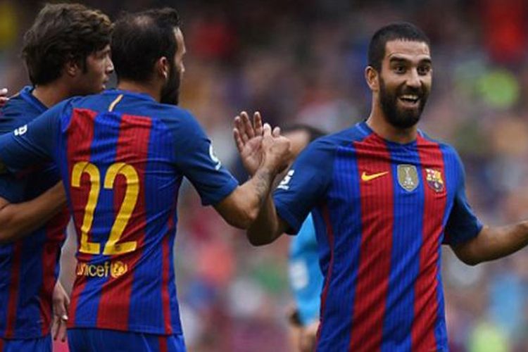 Pemain tengah Barcelona, Arda Turan (kanan), melakukan selebrasi setelah mencetak gol ke gawang Celtic FC pada pertandingan pramusim bertajuk International Champions Cup (ICC) 2016 di Stadion Aviva, Sabtu (30/7/2016).