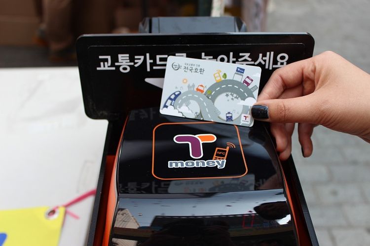T-Money merupakan kartu penyelamat lain yang digunakan sebagai alat pembayaran elektronik dan sudah banyak digunakan masyarakat lokal Korea Selatan.