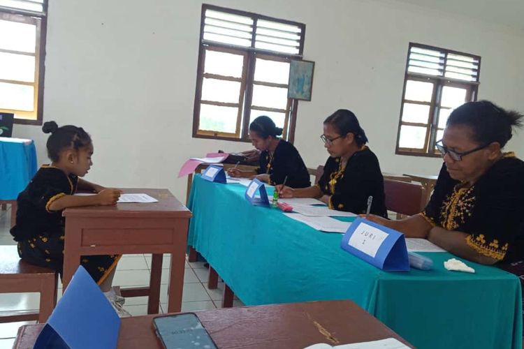 Lomba membaca tingkat siswa kelas Awal di SDN Ndora, Kecamatan Nangaroro, Kabupaten Nagekeo, NTT, Senin, (3/4/2023). (KOMPAS.com/IAN BALA NAGEKEO)