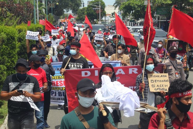 Aksi demonstrasi mahasiswa yang tergabung dalam Liga Mahasiswa Nasional untuk Demokrasi (LMDN) Lhokseumawe dan aparatur desa di Aceh Utara berkahir ricuh, Senin (29/3/2021). Demo itu didepan gedung DPRD Kabupaten Aceh Utara.