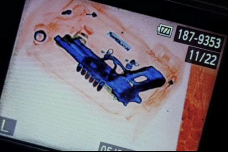 Pistol saat terdekti mesin x-ray di Bandara Juanda Surabaya, Rabu (6/3/2024).