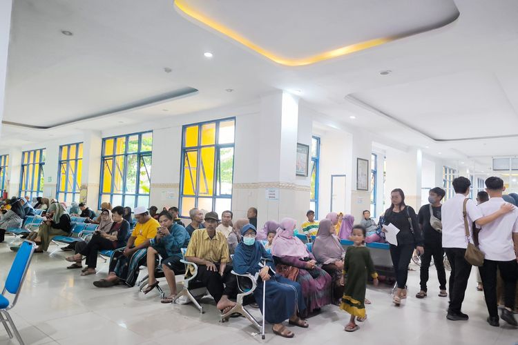 Suasana antrean di Rumah Sakit Bina Sehat Jember.