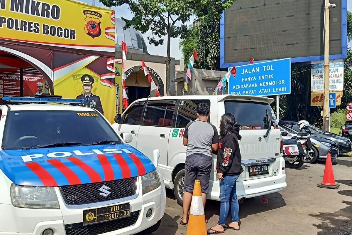 Satlantas Polres Bogor, Jawa Barat, menindak satu ambulans palsu yang berusaha menghindari pemeriksaan ganjil genap di Simpang Gadog, Kecamatan Ciawi, Kabupaten Bogor, Sabtu (11/9/2021).