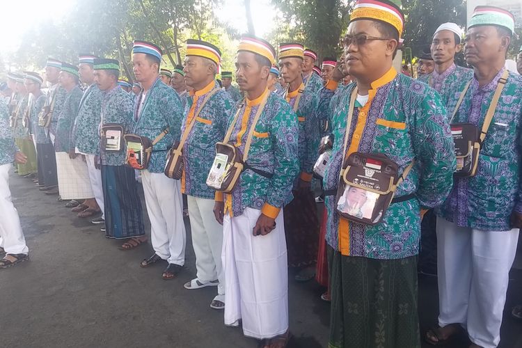 Upacara HUT RI ke-72 jamaah calon haji di asrama haji Surabaya