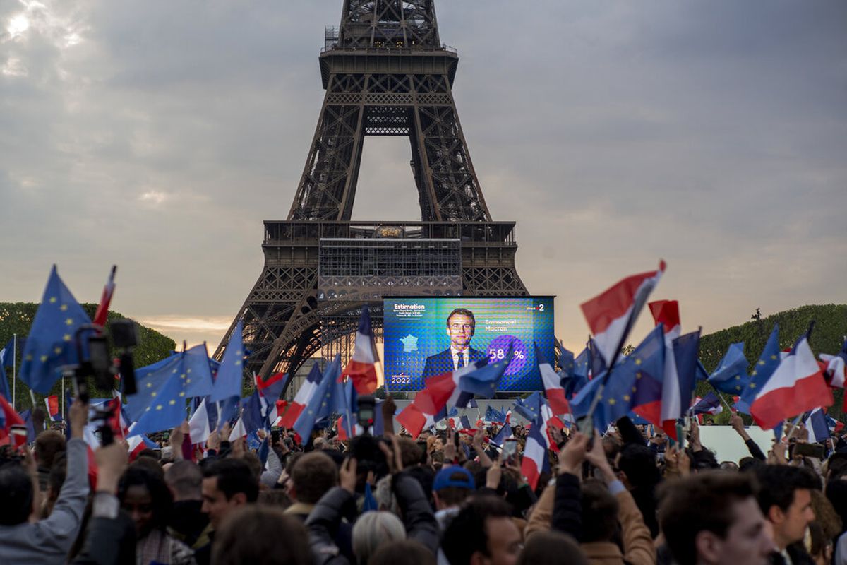 Presiden Prancis Emmanuel Macron merayakan kemenangannya dalam pilpres dengan para pendukungnya di depan Menara Eiffel Paris, Perancis, Minggu (24/4/2022). Badan-badan pemungutan suara memproyeksikan bahwa Macron memenangi Pilpres Perancis putaran kedua.