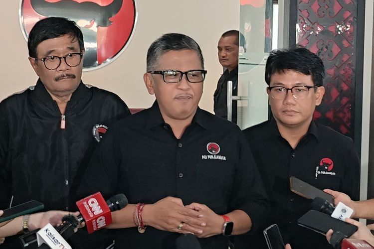 Sekretaris Jenderal PDI-P Hasto Kristiyanto (tengah) didampingi Ketua DPP PDI-P Djarot Saiful Hidayat (kiri) dan politisi PDI-P Bonnie Triyana (kanan) di Sekolah Partai, Lenteng Agung, Jakarta Selatan, Kamis (6/6/2024).
