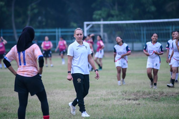 Jelang Piala Dunia Wanita 2023, mantan pemain Timnas Wanita Australia Gema Simon (putih) memberikan coaching clinic, kepada putri-putri masiswi Universitas Pendidikan Indonesia (UPI) di Stadion UPI Bandung pada Selasa (6/6/2023).