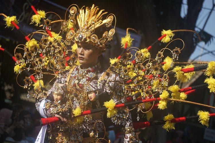 The Uniqueness of Kusir Andong karya Bubu Ramadhan yang pernah meraih Best Tradisional Costume Putera Kebudayaan Indonesia 2018.