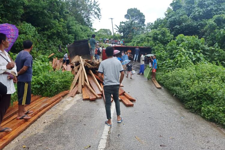  Akibat hujan deras yang melanda selama dua hari, sebuah mobil truk pengangkut aspal sebanyak 7 ton terbalik saat melintas di jalan tanjakan jalan poros Baubau- Lasalimu di Desa Manuru, Kecamatan Siotapina, Kabupaten Buton, Sulawesi Tenggara, Selasa (2/7/2019) sore. 