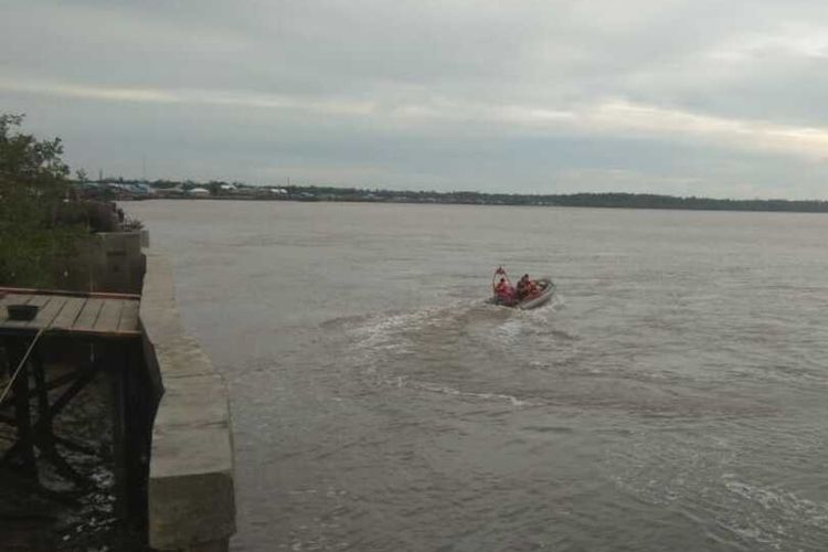 SAR teams in Papua search for seven people onboard a ferry that capsized off the province's Asmat Regency. All passengers were found safe after local people rescued  and brought on board, Monday (1/3/2021)