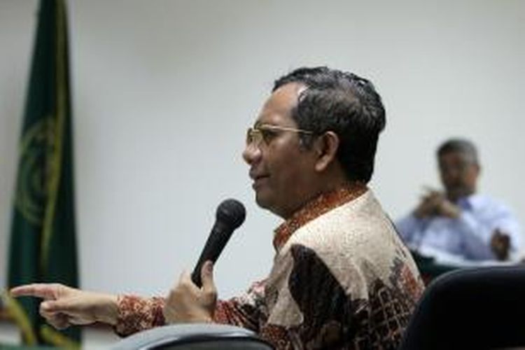 Mantan Ketua Mahkamah Konstitusi (MK) Mahfud MD (kiri) bersaksi dalam sidang terdakwa Akil Mochtar yang digelar di Pengadilan Tindak Pidana Korupsi, Jakarta, Senin (5/5/2014). Akil yang juga mantan Ketua MK didakwa karena diduga menerima suap dalam pengurusan sengketa pilkada di MK.