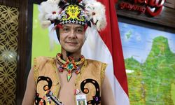 Rawat Keindonesiaan, Ganjar Pranowo Bangga Pakai Baju Suku Kenyah dari Kaltim