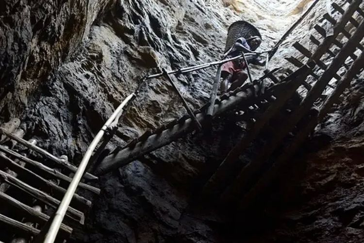 Penambangan lubang tikus digunakan untuk mengekstraksi batu bara dari tambang sempit dan dalam di Meghalaya.