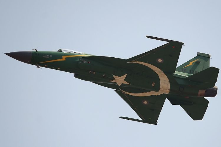 Jet tempur JF-17 milik Angkatan Udara Pakistan, hasil kerja sama dengan China.