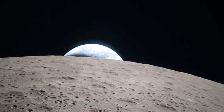 Foto Artemis II. Bumi tampak mengintip.