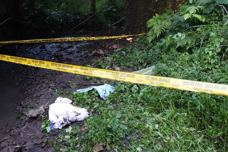 Garis Polisi dipasang di lokasi penemuan mayat diduga bayi di bawah jembatan Kali Pelang, Hargobinangun, Kapanewon Pakem, Kabupaten Sleman. (Foto Dokumentasi Polsek Pakem).