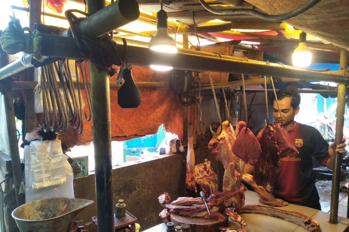 Pedagang daging sapi di Pasar Tugu, Cimanggis, Depok, Ajo (30) mengeluhkan sepinya pembeli lantaran naiknya harga daging sapi.