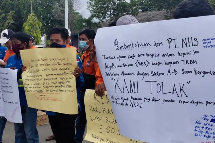 Aksi demo buruh dan mandor koperasi TKBM Tunon Taka Nunukan Kaltara di depan Kantor KSOP Nunukan, Sabtu (12/6/2021). Para buruh menuding KSOP melakukan pembiaran dengan adanya buruh selain TKBM melakukan bongkar muat batu bara