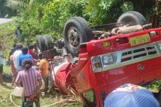 Truk Tangki Bermuatan 5.000 Liter Minyak Tanah Terguling di Pulau Seram, Ini yang Dilakukan Warga