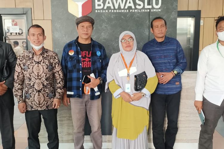 Kader Partai Rakyat Indonesia Adil Makmur (Prima) di kantor Bawaslu RI untuk melayangkan sengketa proses pemilu, Senin (17/10/2022).