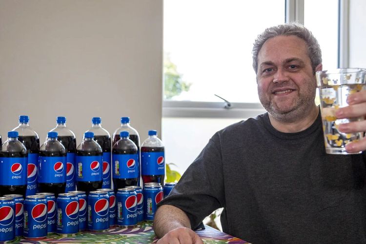 Andy Currie, pria berusia 41 tahun asal Wales yang mengidap kecanduan Pepsi selama 20 tahun.