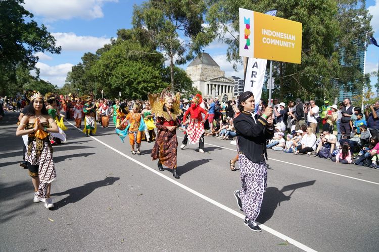 Komunitas warga Indonesia di Australia mengenakan beragam kostum tradisional seperti tokoh pewayangan saat Moomba Parade 2020. 