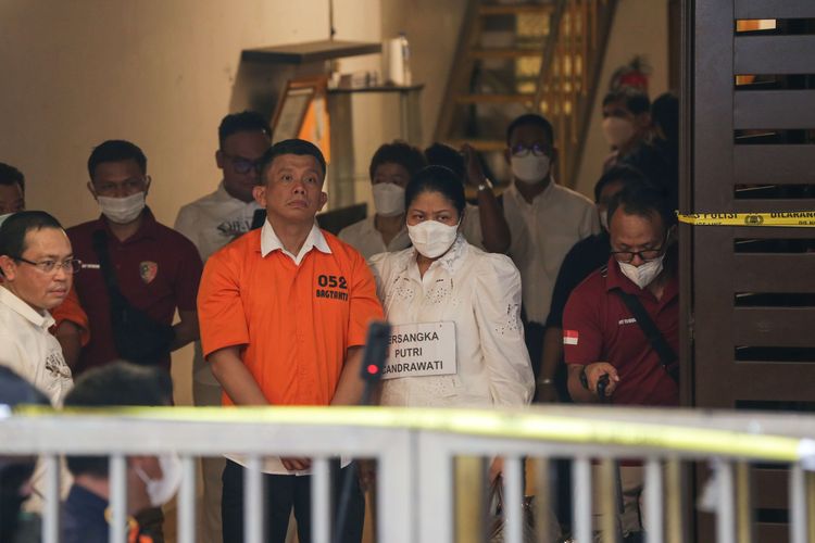 Tersangka Ferdy Sambo dan Putri Candrawathi  saat menjalani rekonstruksi kasus pembunuhan Brigadir J di rumah dinas Ferdy Sambo, Duren Tiga, Jakarta Selatan, Selasa (30/8/2022). Tim Khusus (Timsus) Polri menggelar rekonstruksi kasus pembunuhan berencana Brigadir J atau Nofriansyah Yosua Hutabarat.