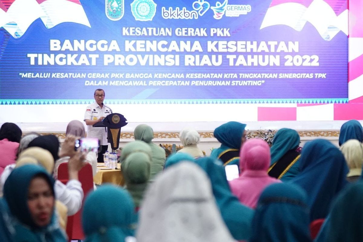 Gubernur Syamsuar saat menghadiri Pencanangan Kesatuan Gerak PKK Bangga Kencana Kesehatan tingkat Provinsi Riau serta pengukuhan Ketua TP-PKK Provinsi Riau dan Ketua TP-PKK kabupaten dan kote se-Riau sebagai bunda asuh anak stunting di Gedung Daerah Balai Serindit, Rabu.

