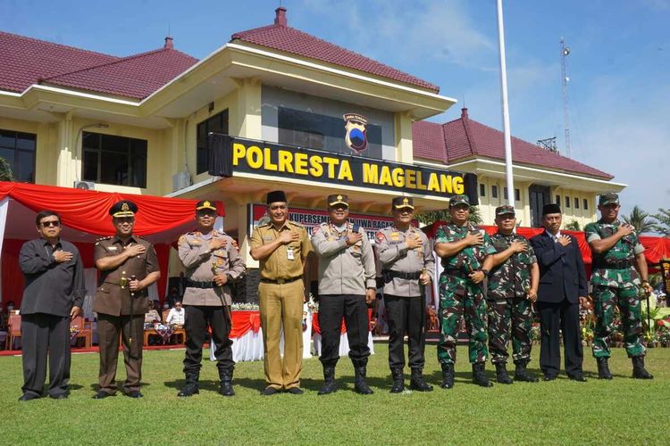 Bupati Magelang (empat dari kiri) dan jajaran Polda Jateng dan Polresta Magelang, serta TNI, usai mengukuhkan kenaikan tipe Polres Magelang menjadi Polresta Magelang, Selasa (8/11/2022).