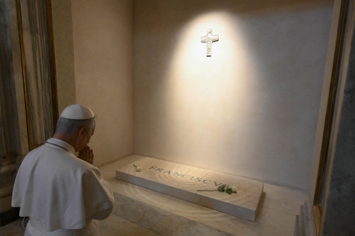 Paus Leo XIV saat mendatangi makam Paus Fransiskus di Basilika Santa Maria Maggiore, Roma, Italia, Sabtu (10/5/2025). Leo berlutut di hadapan makam dan mendoakan pendahulunya itu.
