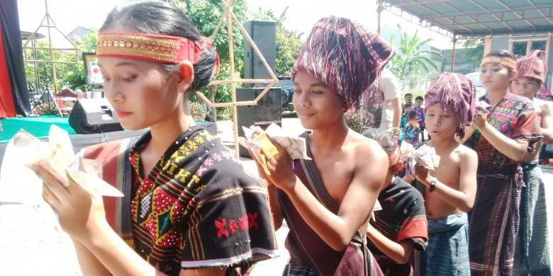 Tarian Tortor Batak asli yang dibawakan muda-mudi penganut Parmalim dan Ugamo Bangsa Batak di Medan, Sumatera Utara, Senin (30/5/2016).