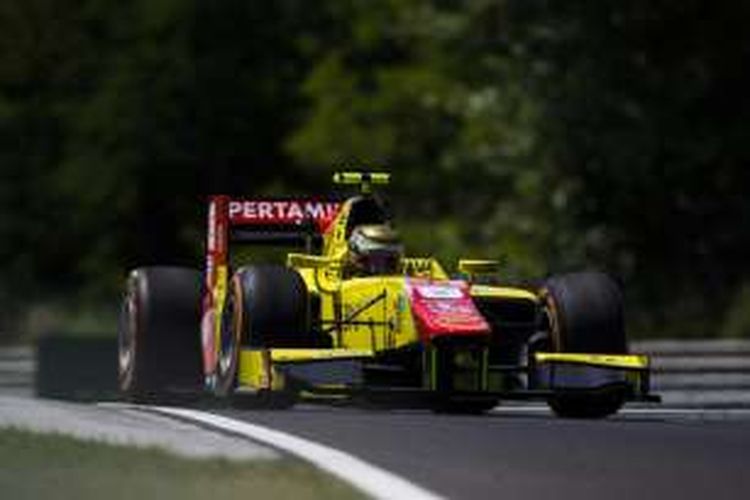 Pebalap Pertamina Campos Racing asal Indonesia, Sean Gelael, mamacu mobilnya pada sesi latihan GP2 Hongaria di Hungaroring, Jumat (22/7/2016).