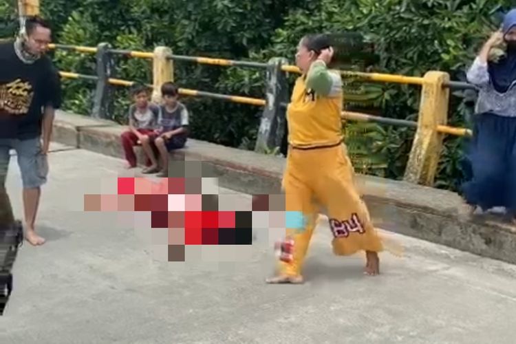 Pelajar di Balikpapan tewas usai melakukan aksi angkat ban depan motornya.