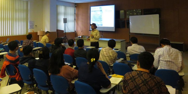 Prof. Satria Bijaksana dalam diskusi Bagaimana Medan Magnetik Bumi Berubah dan Dampak Perubahan bagi Manusia yang diselenggarakan KK Geofisika Global, Fakultas Teknik Pertambangan dan Perminyakan ITB, Rabu (16/1/2019) di Aula Gedung Eneri Kampus ITB.