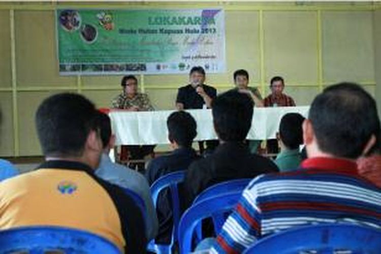 Suasana Lokakarya Madu Hutan Kapuas Hulu 2013 yang diselenggarakan di Gedung Serba Guna, Lanjak, Kecamatan Batang Lupar, Kabupaten Kapuas Hulu, Kalimantan Barat (9/12/2013

