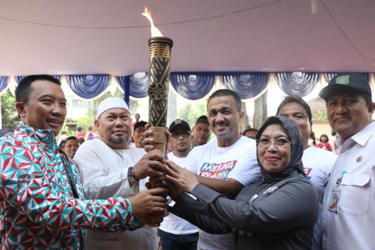 Penyerahan simbolis obor Asian Para Games 2018 oleh Menpora Imam Nahrawi kepada M. Anwar (Walikota Jakarta Timur) pada Rabu (3/10/2018).