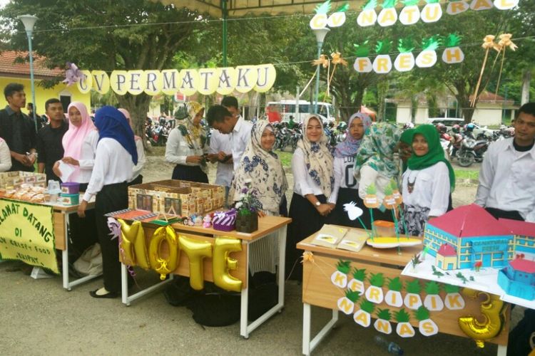 Mahasiswa memamerkan produk dalam acara Entrepreneur Day di halaman parkir Universitas Malikussaleh (Unimal) Lhokseumawe, Kamis (21/12/2017).