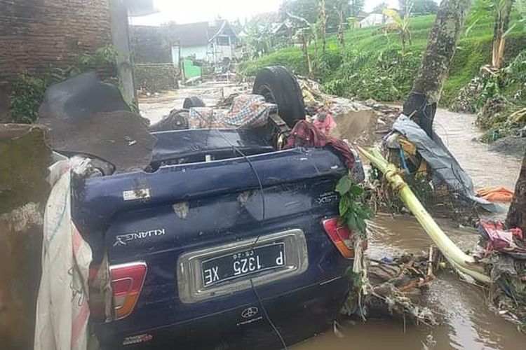 Salah satu mobil warga yang terbalik akibat banjir bandang di Kalibaru 