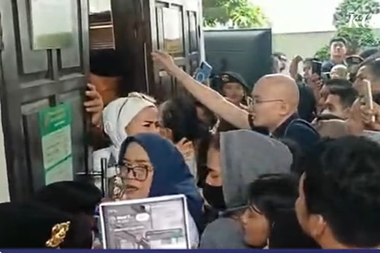 Momen Ricuh Sidang Nikita Mirzani, Pintu Didorong Massa dan Sempat Diskors