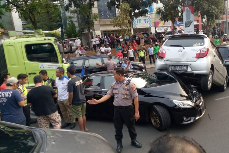 Kecelakaan di Bintaro yang melibatkan lima kendaraan, Jumat (6/9/2019).
