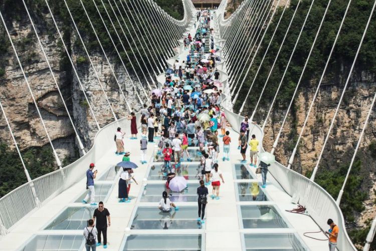 Jembatan kaca gantung Hongayu di Provinsi Hebe, China, diklaim sebagai jembatan kaca terpanjang di dunia. 