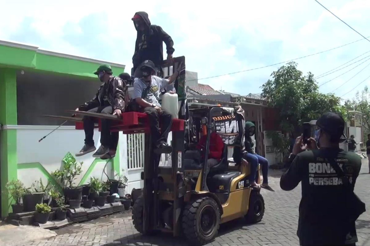 Aksi peduli kepada masyarakat dilakukan oleh kelompok suporter Persebaya Surabaya, Bonek melakukan penyemprotan disinfektan untuk masyarakat di kawasan Buduran, Kabupaten Sidoarjo, Jawa Timur, Minggu (19/04/2020) siang.