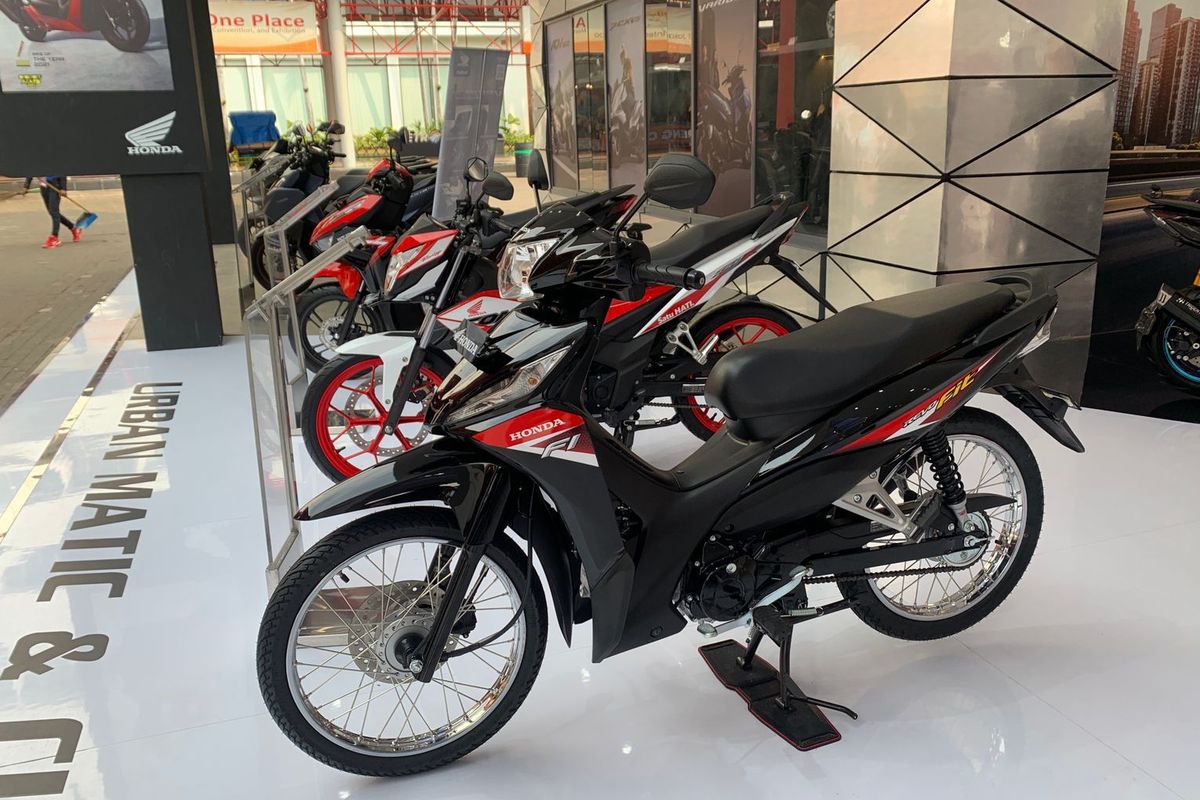 Motor bebek Revo di booth Honda pada ajang Jakarta Fair 2024