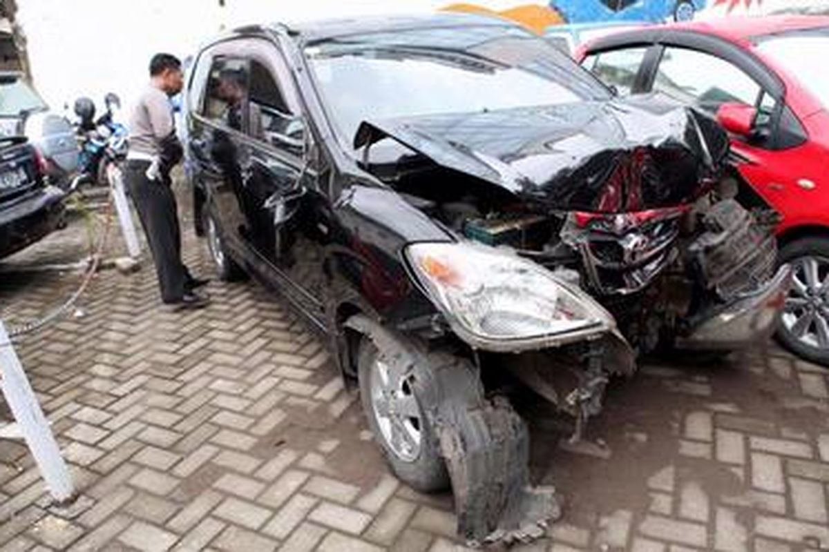 Toyota Avanza DD 1067 OU yang dikemudikan Mutti (33) diamankan di Satuan Lalu Lintas Kepolisian Resor Kota Besar Makassar, Rabu (01/02/2012), seusai tabrakan beruntun dengan lima sepeda motor kemarin malam. Kompas/Aswin Rizal Harahap (RIZ) 01-02-2012   