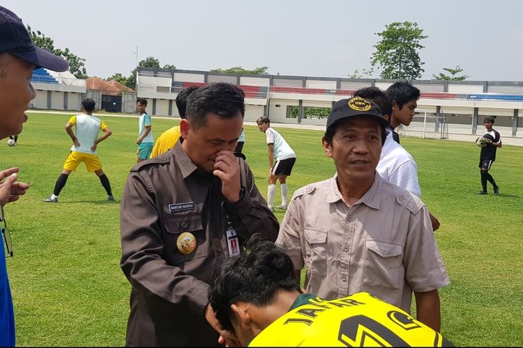 Plt Bupati Pemalang Mansur Hidayat disalami calon pemain PSIP yang akan ikut kompetisi Liga 3 Jateng
