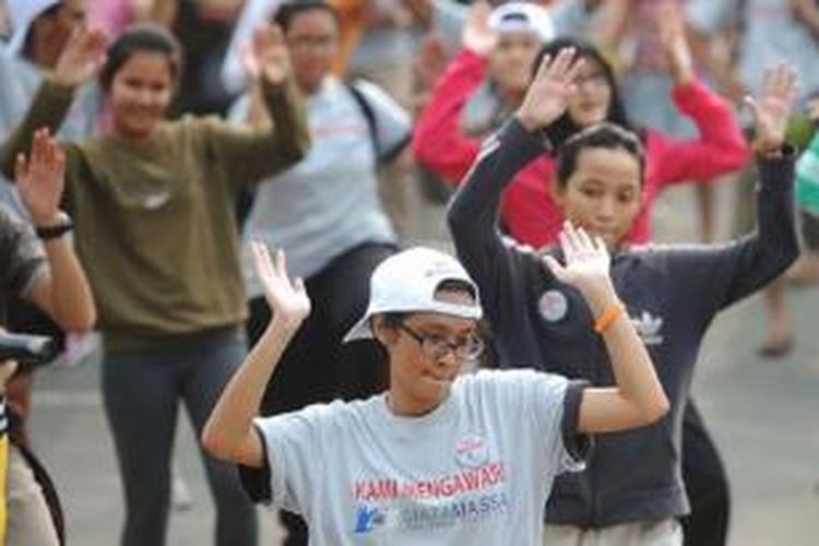 Relawan dari sejumlah organisasi kemasyarakatan mengikuti senam di Jalan MH Thamrin, Jakarta, Minggu (16/3). Kegiatan itu menjadi bagian dari deklarasi ”Kami Mengawasi”, sebuah gerakan untuk mengajak masyarakat mengawasi jalannya pemilu.