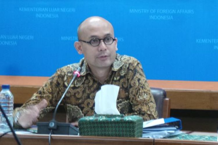 Juru Bicara Kementerian Luar Negeri Armanatha Nasir (kiri) saat berbicara dalam konferensi pers di kantor Kemenlu, Jakarta, Jumaat (29/8/2015).