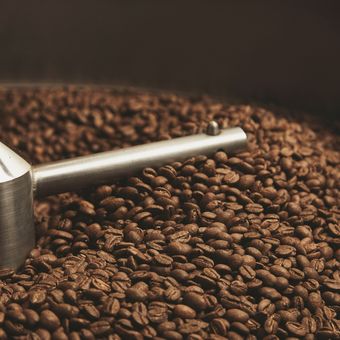 Ilustrasi biji kopi yang sedang disangrai atau roasting. 