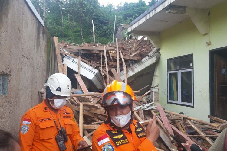 Basarnas Bandung terus melakukan upaya pencarian korban hilang diduga tertimbun longsor di Cimanggung, Sumedang, Jawa Barat, Senin (11/1/2021). 